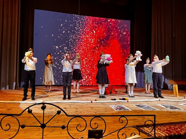 Участники фестиваля 'Третий звонок'