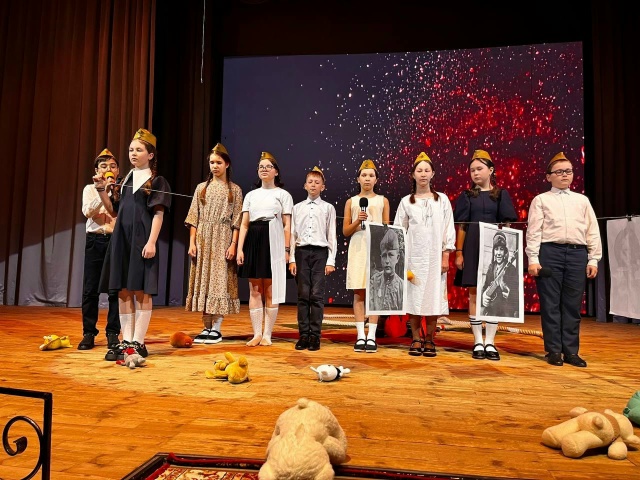 Сцена из постановки 'Детство, опаленное войной'