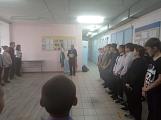 В целях обеспечения безопасности во время осенних каникул по предупреждению детского дорожно транспортного травматизма и в рамках акции"Внимание - дети" в школе были проведены классные часы и общешкольная линейка по ТБ во время каникул. Проводил учитель О